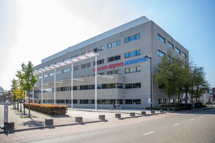 Het gebouw van de Associate degrees Academie aan het Mill Hillplein 1 in Roosendaal