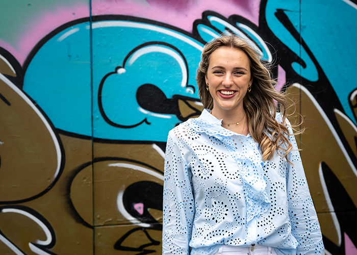 Associate degree student van de opleiding Management