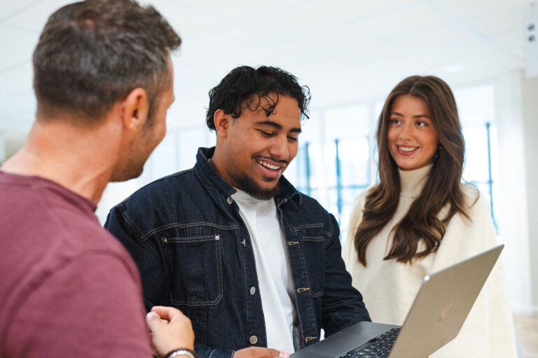 Associate degree studiekiezer in gesprek met docent tijdens Open dag