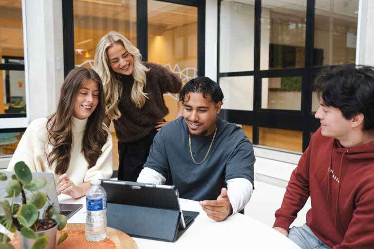 Studenten van de ad academie werken in een groep samen