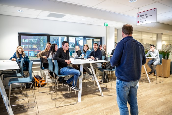 Het is onze missie om onze studenten goed voor te bereiden op de arbeidsmarkt. Dat doen we kleinschalig, praktijkgericht en actueel.