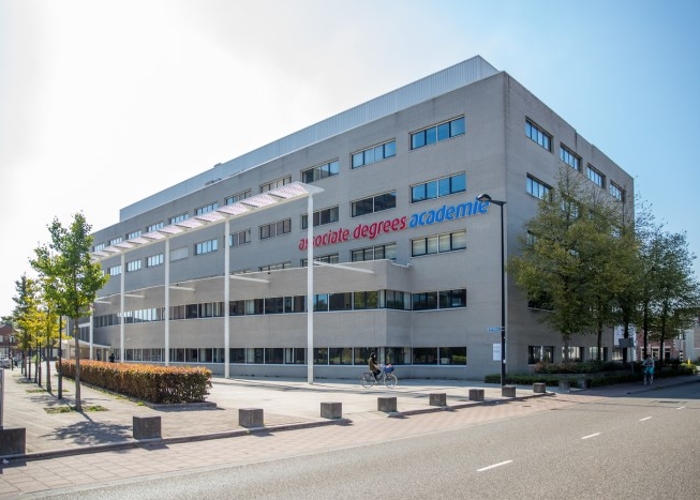 Het gebouw van de Associate degrees Academie aan het Mill Hillplein 1 in Roosendaal