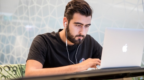 Een student die achter zijn laptop zit om zijn studiekeuze te maken