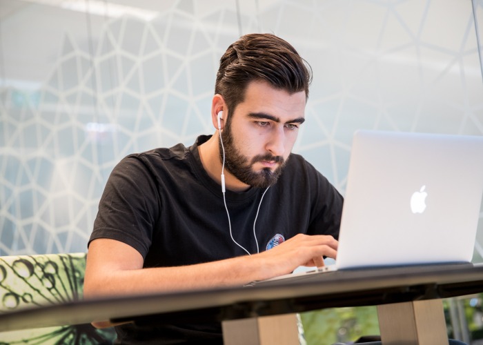 Een student die achter zijn laptop zit om zijn studiekeuze te maken