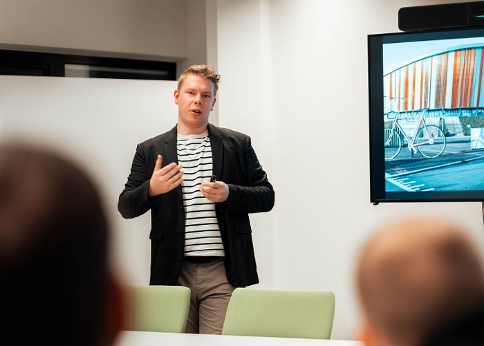 Nils Peeters geeft een presentatie over events in de sportwereld