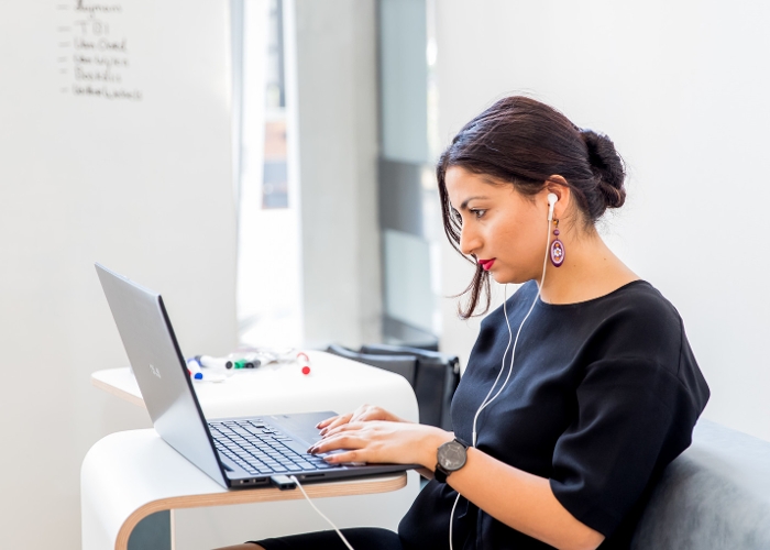 Vrouw achter laptop