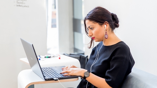 Vrouw achter laptop